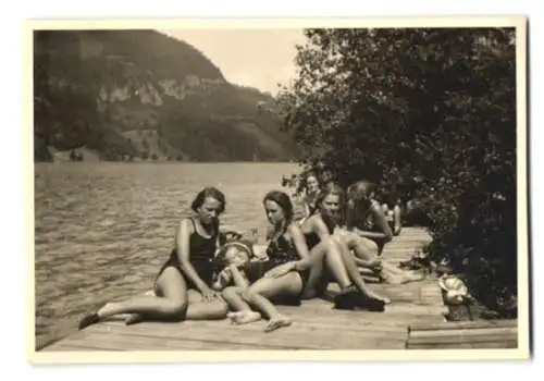 Fotografie Bademode, Mädchen im Badeanzug auf einem Steg