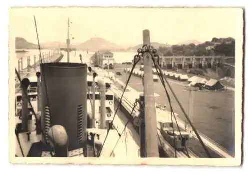 Fotografie unbekannter Fotograf, Ansicht Panama, Frachtschiff in einer Schleuse des Panamakanal