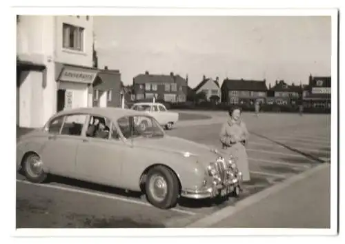 Fotografie Auto Jaguar Mk II, englische Limousine auf einem Parkplatz