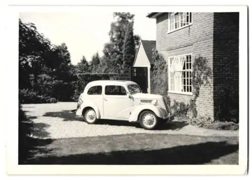 Fotografie Auto Ford Popular, PKW im Garten geparkt