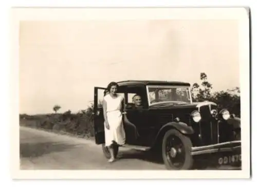 Fotografie Auto, Dame im weissen Kleid neben Limousine