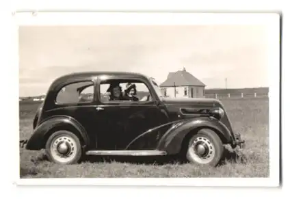 Fotografie Auto Ford Popular, junge Frauen im PKW