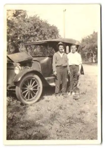 Fotografie Auto, Männer neben PKW mit Panne in Kansas