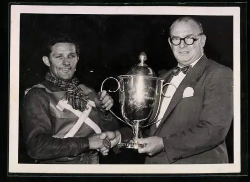 Fotografie Speedway Motorradrennen, Rennfahrer bekommt Pokal bei der Siegerehrung, Championship Trophy