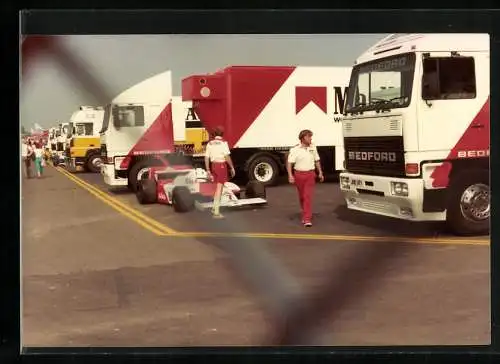 Fotografie Auto Formel 1 Rennwagen McLaren Startnummer 7 von Ayrton Senna in Silverstone 1983