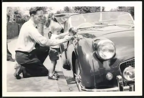 Fotografie Auto Roadster - Cabrio, Vater & Sohn bestaunen Sportwagen