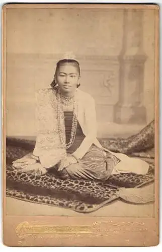 Fotografie P. Klier, Rancoon, Portrait Prinzessin Hteiktin Ma Lat, Prinzessin von Burma / Myanmar, 1889