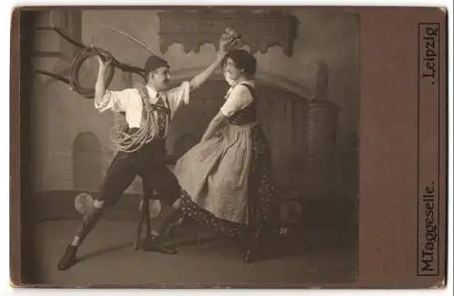 Fotografie M. taggeselle, Leipzig, Theaterpaar in Tracht stellt eine Szene nach, Schauspieler