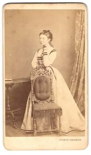 Fotografie Wehnert-Beckmann, Leipzig, junge Dame im hellen Kleid mit Haarschleife