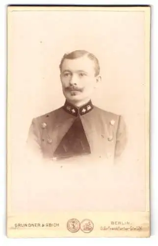 Fotografie Grundner / Abich, Berlin, preussischer Eisenbahner in Uniform mit Mustasch