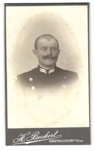 Fotografie H. Beckert, Oberaudorf a. Inn, Eisenbahner in Uniform mit Mustach