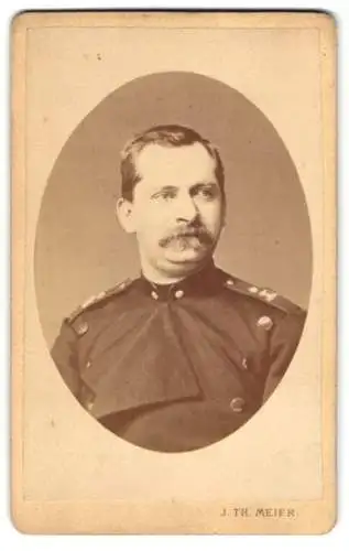 Fotografie J. Th. Meier, Eger, Beamter in Dienstuniform mit Mustasch