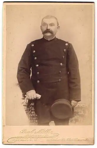 Fotografie Paul Müller, Berlin, preussischer Beamter in Uniform mit Mustasch