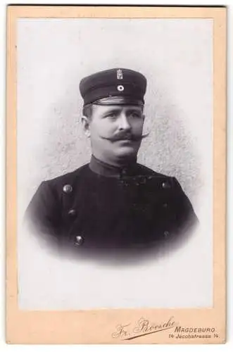 Fotografie Fr. Boesche, Magdeburg, Beatmer in Dienstuniform mit Zwirbelbart