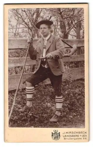 Fotografie J. Hirschbeck, Landsberg a. Lech, junger Jäger mit geschulterter Flinte und Wanderstock