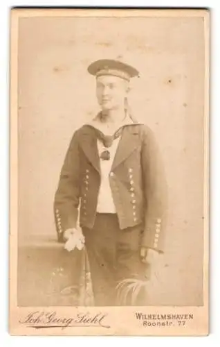 Fotografie Joh. Georg Siehl, Wilhelmhaven, Matrose in Uniform mit Mützenband Werft Division II.