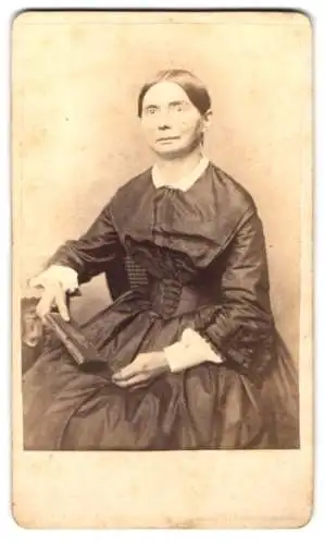 Fotografie A. Boltze, Halle a. S., Hilma Angelika (genannt Likchen) Franke im taillierten Kleid mit einem Buch