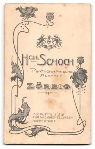 Fotografie H. Schoch, Zörbig, Junger Knabe mit Tornister und seiner Schultüte, Einschulung