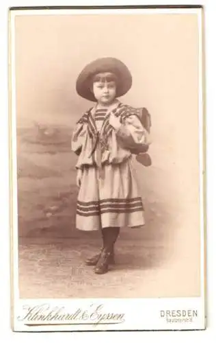 Fotografie Klinkhardt & Eyssen, Dresden, Bautznerstr. 16, Junges Mädchen im schicken Kleid mit Schulranzen