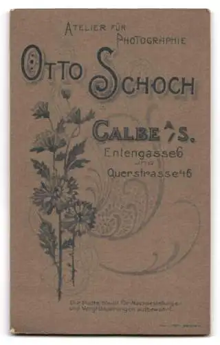 Fotografie Otto Schoch, Calbe a. S., Querstrasse 46, Junger Knabe mit Ranzen, Matrosenmütze und Schultüte, Einschulung