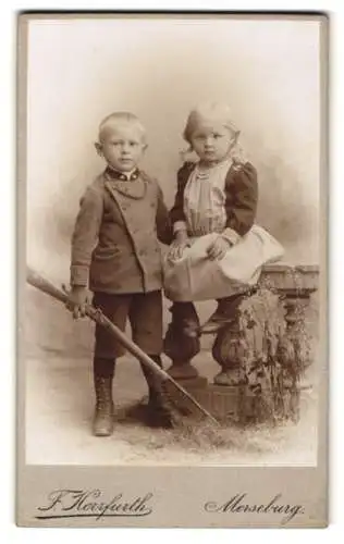 Fotografie F. Herrfurth, Merseburg, kleiner Knabe mit einem Luftgewehr nebst seiner Schwester