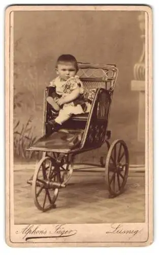 Fotografie Alphons Jäger, Leisnig, Obermarktgasse 168, Kleinkind im drei-rädrigen Kinderwagen