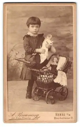 Fotografie A. Breuning, Hanau a. M., Bleichstrasse 12, Junges Mädchen mit Puppe im Puppenwagen und im Arm