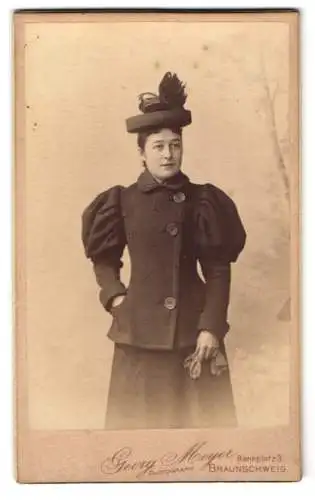 Fotografie Georg Meyer, Braunschweig, Bankplatz 3, Junge Frau im taillierten Sakko mit Puffärmeln, mit Hut