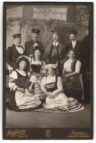 Fotografie Atelier Schleicher, Leipzig, Johannis-Platz 5, Vier junge Paare zu Fasching verkleidet, Tracht, Uniform