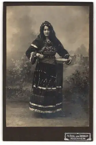 Fotografie Fr. Riedl, Rosenheim, Heiligengeist-Stall-Str. 8, Junge Frau mit offenem Haar im Kostüm einer Sintiza