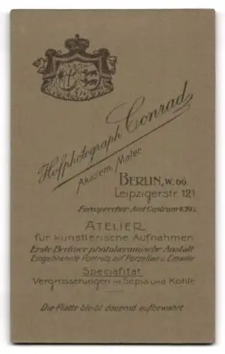 Fotografie Atelier Conrad, Berlin, Leipzigerstr. 121, Junge Frau mit Haarreif über dem kurzen Pony