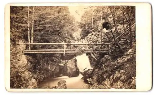 Fotografie unbekannter Fotograf, Ansicht Forbach /Murgthal, Holzbrücke über dem Fluss