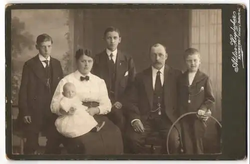 Fotografie Atelier H. Heydecker, Hamburg, Kaiserstr. 40, Familienportrait mit drei Söhnen und Kleinkind