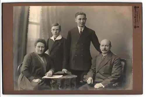 Fotografie Ludwig Mertens, Rendsburg, Familienportrait mit vier Personen