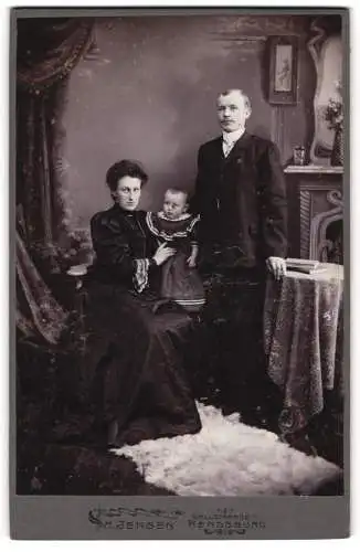 Fotografie H. Jensen, Rendsburg, Wallstrasse 1, Familienporträt mit Kleinkind