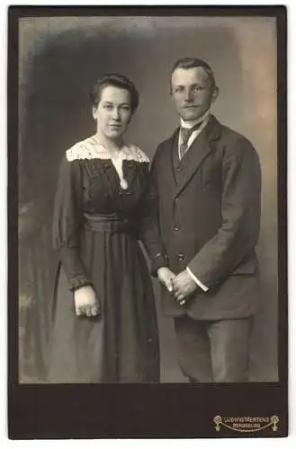 Fotografie Ludwig Mertens, Rendsburg, Paar in traditioneller Kleidung