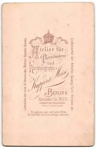 Fotografie Kupfer & Hein, Berlin, Alexander-Str. 30, Elegantes Paar in zeitgenössischer Kleidung