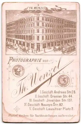 Fotografie Theodor Wenzel, Berlin, Andreasstrasse 28, Älteres Paar mit ihrem Sohn