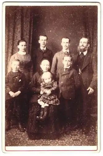 Fotografie W. Cowan, Edinburgh, Cockburn Street 54, Familienportrait mit vier Erwachsenen und vier Kindern