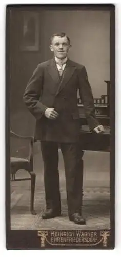 Fotografie Heinrich Wagner, Ehrenfriedersdorf, Chemnitzerstrasse, Portrait eines stehenden Mannes