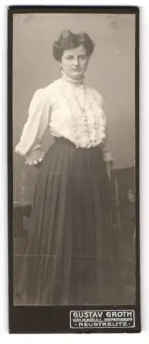 Fotografie Gustav Groth, Neustrelitz, Glambeckerstrasse 9, Porträt einer Dame in eleganter Kleidung