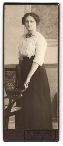 Fotografie P. Delvos, Osterwieck a. H., Gartenstr. 24, Frau in eleganter Pose