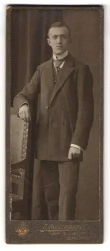 Fotografie R. Rosenkranz, Mügeln b. Dresden, Königstr. 32, Portrait eines eleganten jungen Mannes.