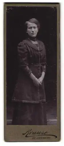 Fotografie Krause, St. Ingbert, Frau in einem bescheidenen Kleid