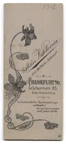 Fotografie Atelier Viktoria, Frankfurt a. O., Gr. Scharrnstr. 85, Junge Frau mit Blumendekoration