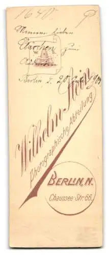 Fotografie Wilhelm Stein, Berlin, Chausseestrasse 66, Dame mit elegantem Hut und Blume