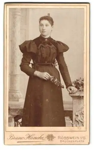 Fotografie Bruno Hancke, Rosswein i. S., Brückenplatz, Junge Frau mit Blumenstrauss in edlem Kleid