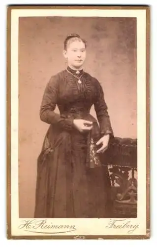 Fotografie H. Reimann, Freiberg, Weingasse 9, Junge Frau in elegantem Kleid