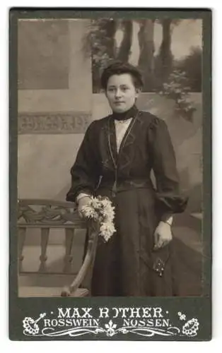 Fotografie Max Rother, Rosswein, Mittelstr. 17, Frau in dunklem Kleid mit Blumenstrauss