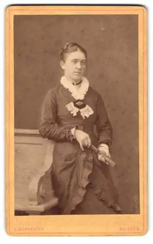 Fotografie E. Schroeter, Meissen, Obergasse 597, Dame mit elegantem Kleid